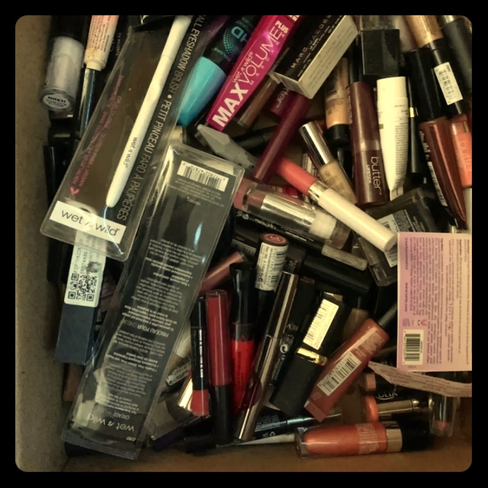 BOX FULL OF MAKEUP